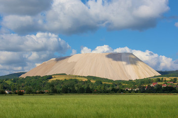Der Monte Kali oder auch Kalimantscharo ist eine Abraumhalde des Kalibergbaus im Landkreis Hersfeld- Rotenburg
