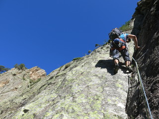 alpiniste grimpeur qui escalade en montagne sur une paroi