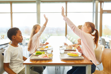 High Five beim Frühstück in der Cafeteria