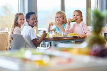 Gruppe Kinder als Freunde beim Mittagessen