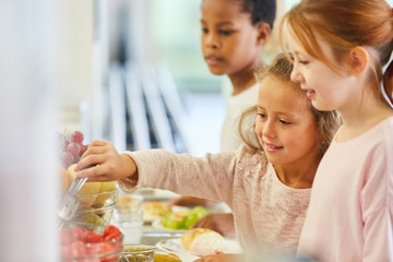 Kinder holen Essen am Büffet der Cafeteria