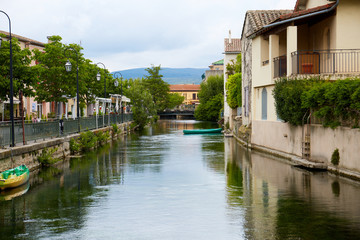 Fototapeta na wymiar L'Isle-sur-la-Sorgue village in Provence, France