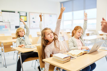 Fleißige Schüler beteiligen sich am Unterricht