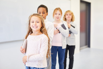 Schüler einer Grundschule mit Tablet Computer