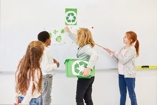 Kinder halten ein Referat über Recycling