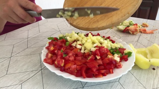 The cook puts pappers on a plate
