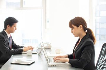 オフィスでデスクワークをする女性