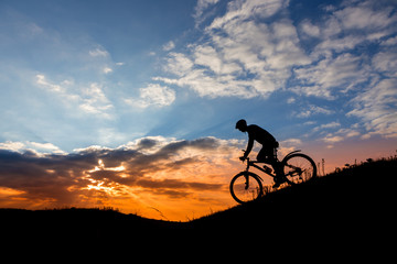 Obraz premium Cyclist man silhouette and mountain bike.