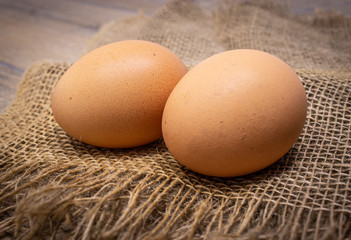 due uova su juta