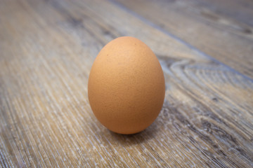 uovo singolo su tavolo di legno