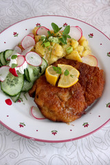 Wiener Schnitzel mit Erdäpfelsalat und Gurken, Kalbsschnitzel