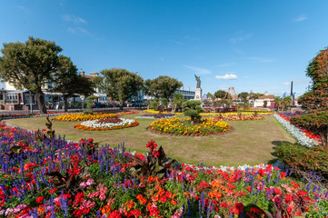 Obraz premium Clacton on Sea's colourful memorial garden on a summers day