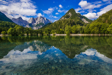 Riflessi su uno splendido lago alpino in Slovenia