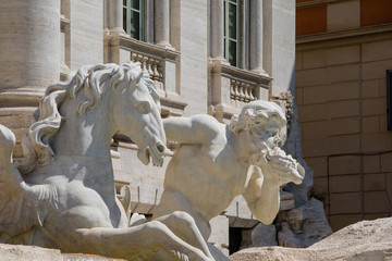 Fonte de Trevi, uma das fontes mais famosas de Roma, com vista parcial da bela obra de mármore, com sua superstição de jogar uma moeda para retornar à fonte novamente, Roma Italia