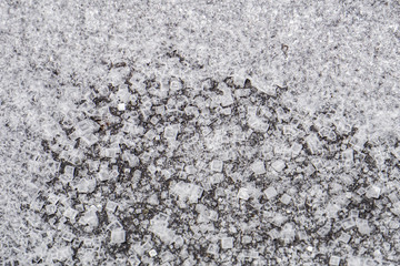 Cristaux de sel et roche volcanique