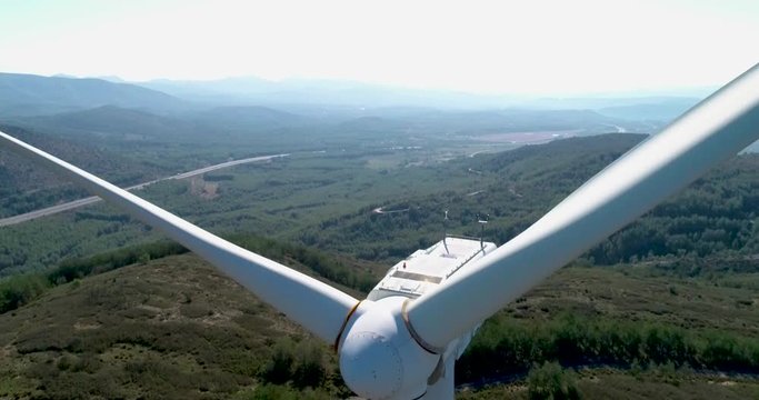 Vuelo dron de un molino de viento aerogenerador cerca de las palas en un dia ventoso