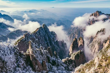 Crédence de cuisine en verre imprimé Monts Huang Clouds above the mountain peaks of Huangshan National park. China