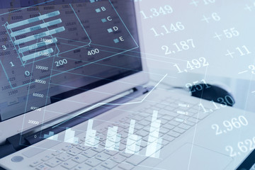 ファイナンシャルグラフとパソコン
