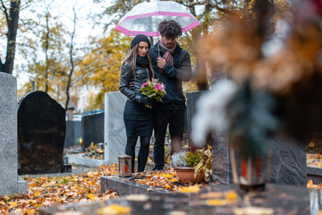 Paar trauert um einen verstorbenen Angehörigen im Herbst