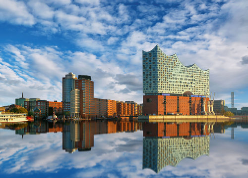 Spiegelung der Elbphilharmonie Hamburg