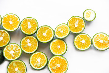Obraz premium round slices of natural fresh tangerines, oranges, lemon, lime with green peel