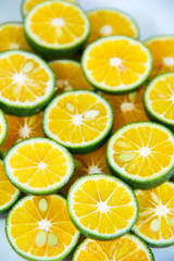 Obraz premium round slices of natural fresh tangerines, oranges, lemon, lime with green peel