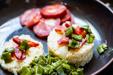 Plat chaud avec timbale de riz aux haricots verts et chorizo