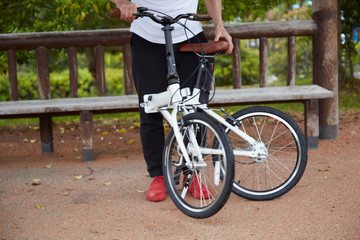 折り畳み自転車を折りたたむ男性