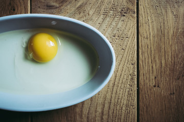 Jaune d'oeuf dans un plat blanc pour cuisiner