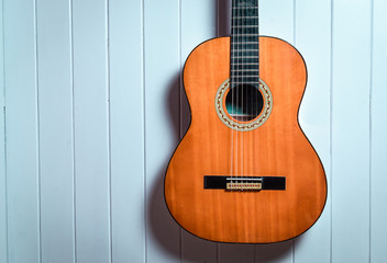 Obraz premium Guitarra folklórica apoyada sobre machimbre