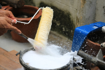 Cleaning paint roller after painted