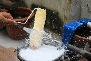 Cleaning paint roller after painted