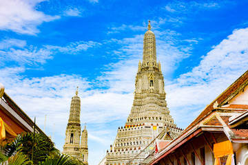 Fototapeta premium Wat Arun Ratchawararam Ratchaworamahawihan or the Temple of the Dawn , a Buddhist temple (wat) in Bangkok Yai district of Bangkok, Thailand.