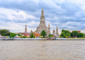 Naklejka premium W Bangkoku Wat Arun to stara buddyjska świątynia położona nad rzeką Menam w Tajlandii.