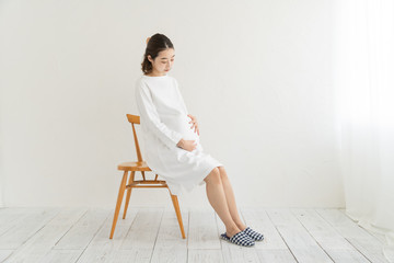 おなかを触る妊婦