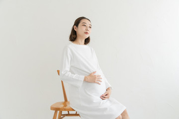 おなかを触る妊婦