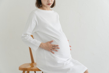 おなかを触る妊婦