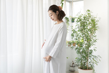 おなかを触る妊婦