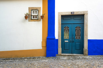 Porte d'un bâtiment portugais