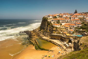Village portugais au dessus de l'océan avec une piscine naturelle