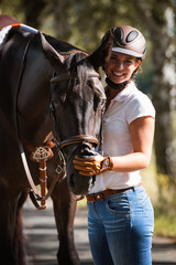 Portrait einer Reiterin mit ihrem Pferd im Hochformat