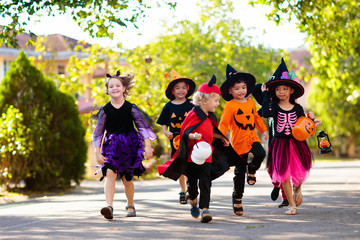 Kids trick or treat. Halloween fun for children. - obrazy, fototapety, plakaty