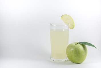 Fototapeta na wymiar glass of water with lemon