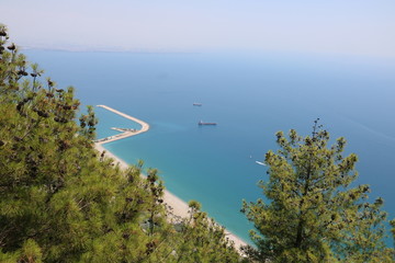 Blick von Aussichtspunkt der Seilbahn von Antalya auf Meer und Strand