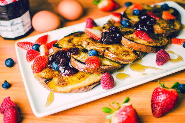 Pan frances con fresas fresacas y mermelada de fresa