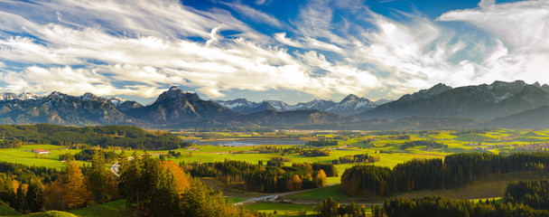 Panorama Landschaft in Bayern mit Hopfensee im Allgäu und der Bergkette der Alpen mit Berg Säuling vor Füssen