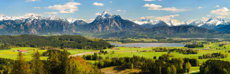 Fototapeten Panorama Landschaft in Bayern mit Hopfensee im Allgäu und der Bergkette der Alpen mit Berg Säuling vor Füssen © Wolfilser