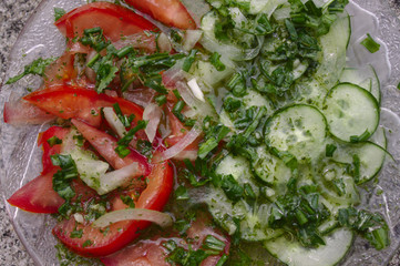 Salat mit Tomaten und Gurke