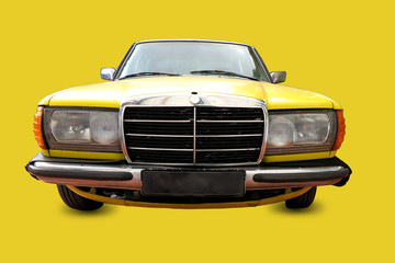 Frente de carro clássico amarelo isolado sobre fundo amarelo