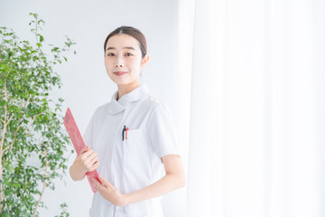 白衣の女性